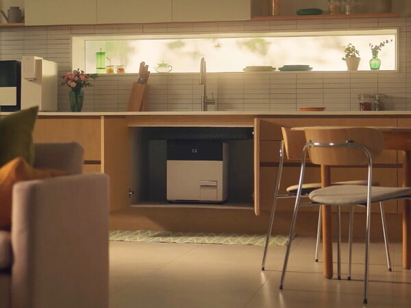 싱크대 하부 빌트인 구조로 설치된  LG전자 음식물처리기 모습