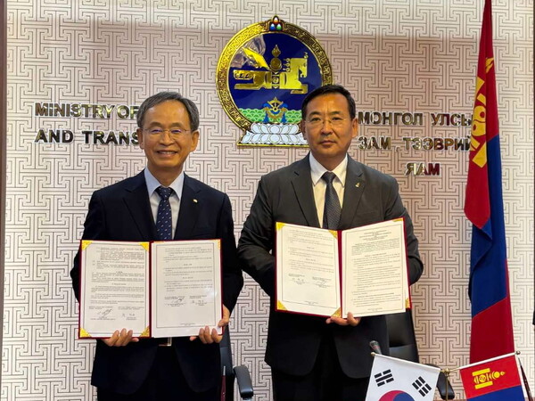 철도연은 8월 21일 몽골 울란바토르에서 몽골 도로교통부와 ‘몽골 철도기술 기준 및 시험인증체계 도입에 대한 기술협력 협약’을 체결했다. (왼쪽부터) 한석윤 철도연 원장, 바트볼드 산다크더르츠(Batbold Sandagdorj) 몽골 도로교통부 차관