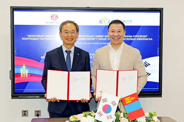 철도연은 8월 22일 몽골 울란바토르에서 몽골철도공사와 ‘철도 기술기준 및 시험인증체계의 현장 활용 및 철도기술분야 협력 확대를 위한 업무협약’을 체결했다. (왼쪽부터) 한석윤 철도연 원장, 어트겅수흐 바트수이르(Otgonsukh Batsuuri) 몽골철도공사 사장