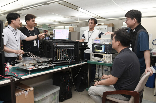 한국전자통신연구원(ETRI)이 차세대 이동통신 구현을 위한 대용량·초정밀 기술 개발을 본격적으로 시작했다.