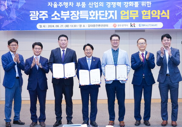 (왼쪽 세 번째부터) 이정권 DH그룹 회장, 강기정 광주시장, KT 김용남 전남전북법인고객본부장