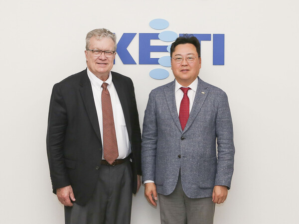 지난 5월 경기 성남 KETI 본원에서 신희동 KETI 원장과 월트 다우닝(Walt Downing) SwRI COO(최고운영책임자)가 공동 연구분야 확대 등 협력 방안을 논의했다.
