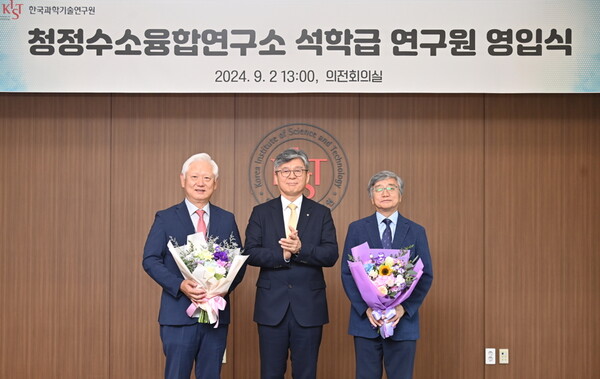 (왼쪽부터) 이관영 교수, 오상록 KIST 원장, 남석우 박사
