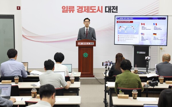 장호종 대전시 경제과학부시장이 양자컴퓨팅 양자전환(QX) 스케일업 밸리 구축 사업 추진 관련 브리핑을 하고 있다.