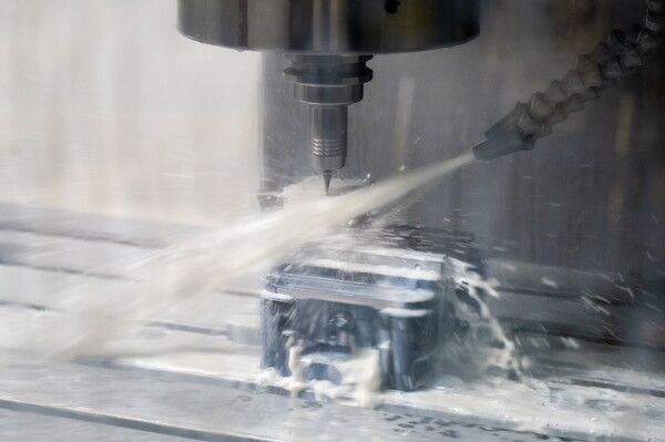 KERI의 ‘CNC 시스템용 구동계’가 탑재된 공작기계로 초정밀 가공을 하는 모습