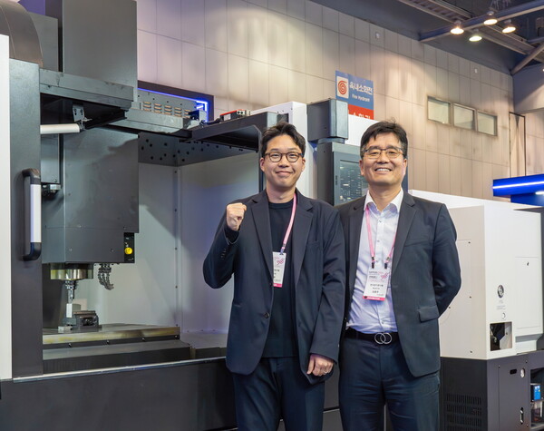 공작기계의 핵심인 ‘CNC 시스템용 구동계’ 기술을 국산화 개발하는 데 성공한 KERI 김형우 박사(왼쪽)와 김홍주 박사(오른쪽)