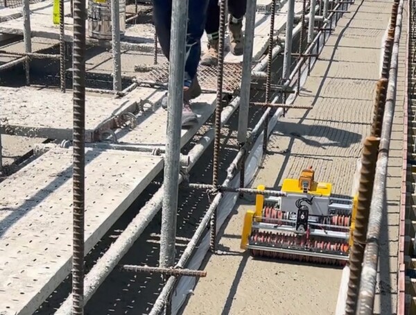 포스코이앤씨가 개발한 콘크리트 시공이음부 요철생성 로봇