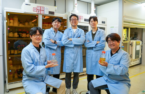 (앞줄 왼쪽부터) KERI 강동준, 임현균 박사를 비롯한 연구팀이 PVDF를 대체할 수 있는 배터리 양극용 바인더를 개발했다.