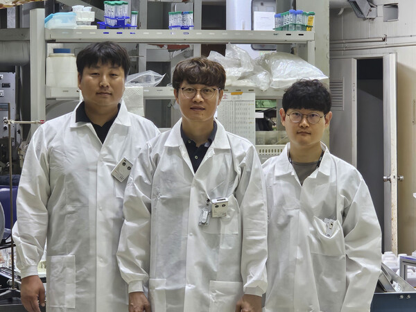 (왼쪽부터) 한국원자력연구원 방사성폐기물총괄관리실 오맹교 박사, 은희철 실장, 정준영 박사