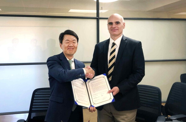 (왼쪽부터) 나승식 한국자동차연구원 원장과 디미티리오스 페룰리스 퍼듀대학교 부총장