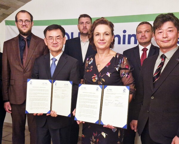 (앞줄 왼쪽부터) KTC 안성일 원장과 3EC 카타리나 토민 소르도소바(Katarina Tomin Srdosova) 대표가 협약서 서명 후 기념 촬영을 했다.