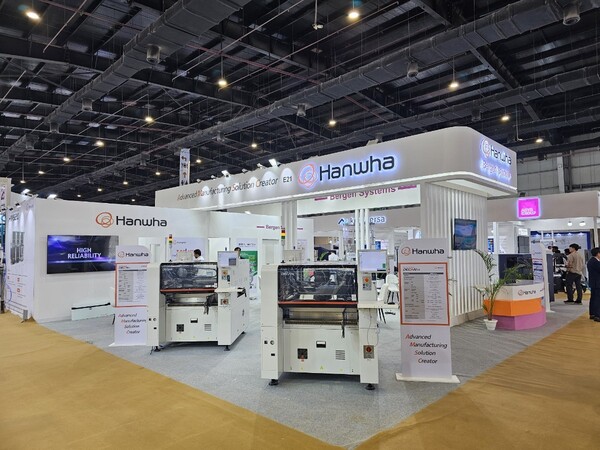 한화정밀기계가 ‘Productronica India 2024’ 전시회에 참가해 범용 고속 칩마운터를 선보였다.