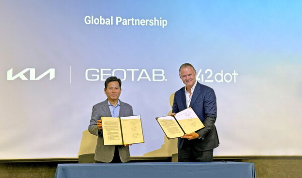 (왼쪽부터) 기아 PBV사업부장 김상대 전무와 지오탭 최고매출책임자(CRO) 루이스 더 용(Louis De Jong) 