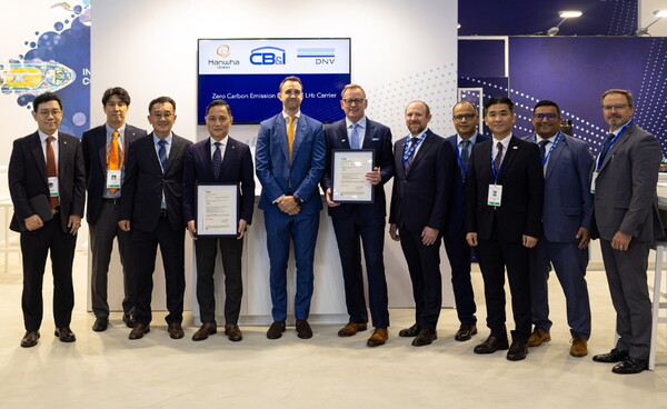 휴스턴에서 열리고 있는 가스텍2024에서 한화오션 제품전략기술원장 손영창 부사장(왼쪽 네 번째)과 DNV 마틴 손드레 카트라이트 가스선종 글로벌 영업본부장(왼쪽 다섯 번째), CB&I 마크 버츠 대표(왼쪽 여섯 번째) 등 3사 관계자들이 참석한 가운데 액화수소운반선에 대한 기본 인증식을 가졌다.