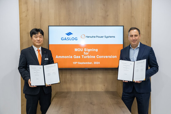 (왼쪽부터) 김형석 한화파워시스템 선박솔루션사업부장과 Konstantinos Karathanos GasLog COO