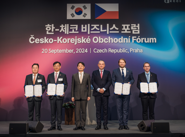 지난 20일(현지시간) 체코 프라하에서 개최된 한-체코 비즈니스 포럼에서 안덕근 산업통상자원부 장관(왼쪽 세 번째), 요제프 시켈라 체코 산업통상부 장관(오른쪽 세 번째), 신희동 KETI 원장(왼쪽 첫 번째), 전윤종 KEIT 원장(왼쪽 두 번째), 라디슬라브 야니첵 브르노 공대 총장(오른쪽 첫 번째), 토마쉬 카즈다 체코배터리 클러스터 의장(오른쪽 두 번째)이 업무협약식 기념촬영을 하고 있다.
