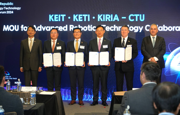 20일 체코 프라하에서 개최된 한-체코 산업·에너지 테크 포럼에서 (왼쪽부터) 안덕근 산업통상자원부 장관, 신희동 KETI 원장, 손웅희 KIRIA 원장, 전윤종 KEIT 원장, 즈비넥 슈크보르 체코프라하공대 연구부총장, 요제프 시켈라 체코 산업통상부 장관이 업무협약식 기념촬영을 하고 있다.