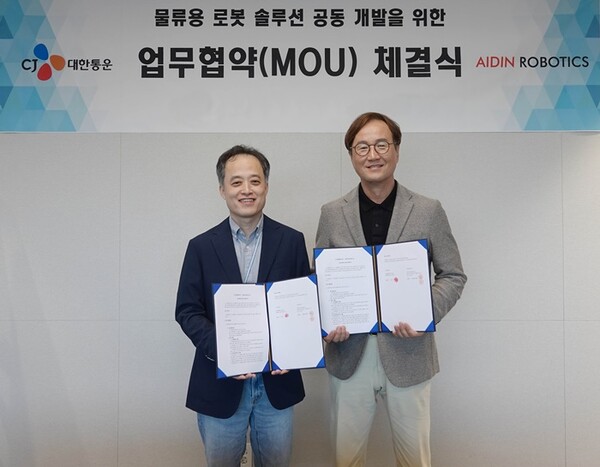 (왼쪽부터) CJ대한통운 김정희 TES물류기술연구소장과 에이딘로보틱스 최혁렬 대표