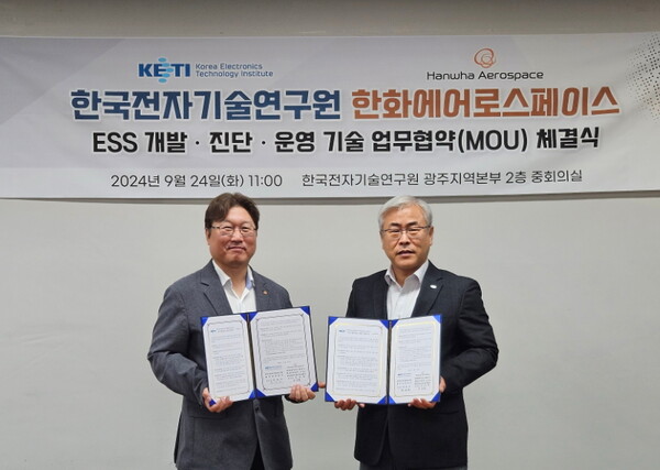 (왼쪽부터) 한화에어로스페이스 손승현 에너지시스템연구센터장과 원광호 KETI 광주지역본부장