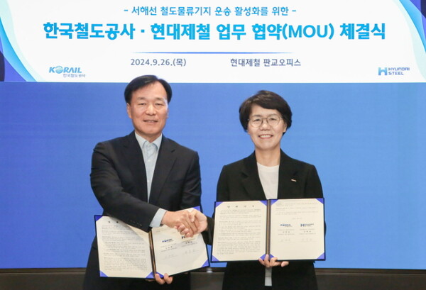 (왼쪽부터) 현대제철 구매물류담당 신학균 전무와 한국철도공사 김양숙 물류본부장