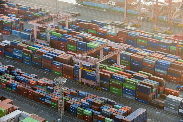 9월 수출은 역대 9월 중 1위 실적인 동시에 올해 최대 실적인 587.7억 달러를 기록하면서 12개월 연속 플러스 흐름을 이어갔다.