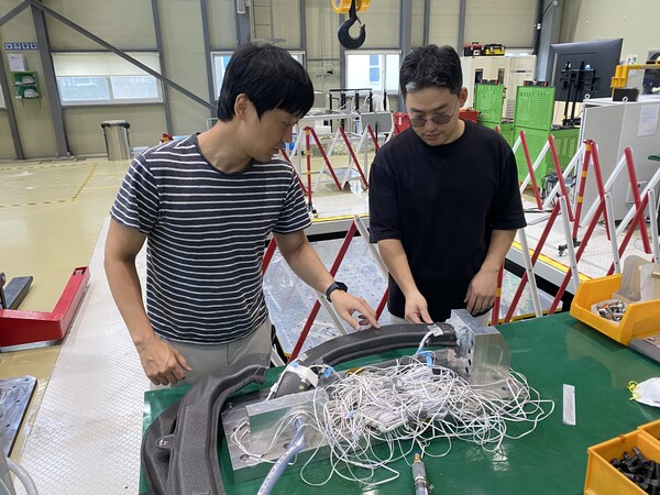 한국기계연구원 부산기계기술연구센터 배승훈 선임연구원(왼쪽)