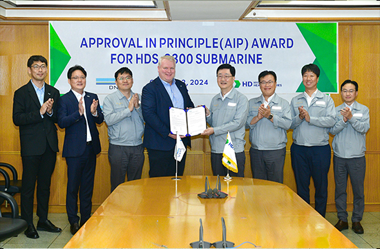 (왼쪽 네 번째부터) DNV코리아 비달 돌로넨(Vidar Dolonen) 대표와 HD현대중공업 주원호 특수선사업대표