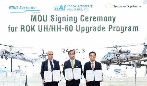 (오른쪽부터) 손재일 한화시스템 사업총괄, 강구영 한국항공우주산업 사장, 아론 캐니언(Alon Canyon) 엘빗시스템즈 부사장