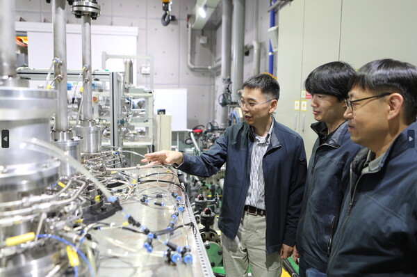 한국기계연구원 에너지저장연구실 임형수 책임연구원(왼쪽)이 공기 액화용 극저온 터보 팽창기에 대해 설명하고 있다. 