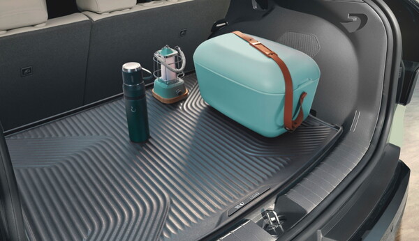 기아가 오션클린업과 협업을 통해 해양 폐플라스틱 활용한 트렁크 라이너를 선보였다.