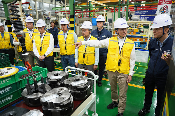 두산밥캣 스캇 박 부회장(오른쪽 두 번째)을 비롯한 경영진이 두산모트롤 권영민 사장(오른쪽 첫 번째)와 함께 유압부품 생산공장을 둘러보고 있다.