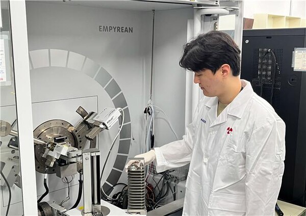 한국원자력연구원 홍석재 연구원이 고체전해질 표면 구조 분석을 위해 X-선 회절장치에 샘플을 로딩하고 있다.