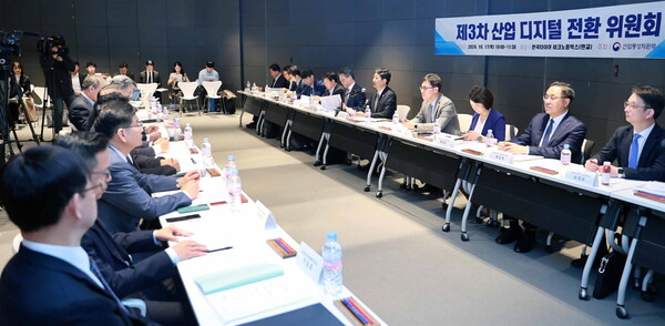산업통상자원부는 17일(목) 경기도 성남시 판교에 있는 한국타이어 테크노플렉스에서 안덕근 장관 주재로 제3차 산업디지털전환위원회를 개최했다.
