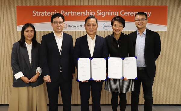 (왼쪽 세 번째부터)한화오션 제품전략기술원장 손영창 부사장과 글로벌해양탈탄소화센터 린 루 CEO