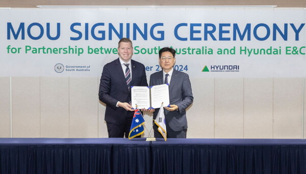 (오른쪽부터) 최영 현대건설 뉴에너지 사업부장과 조 삭아치(Joe Szakacs) 남호주 무역투자장관