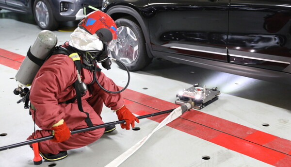 현대글로비스가 자동차운반선 내에 특수 화재 진압 장비를 도입했다.