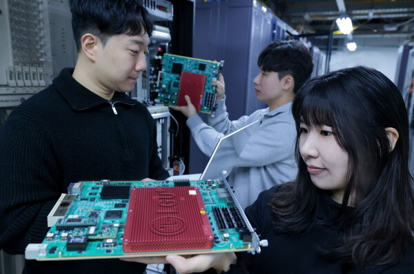 LG유플러스는 양자내성암호(PQC)가 적용된 300G급 기업전용회선 장비를 개발해 다양한 유무선 통신환경에 ‘End-to-End 다계층 양자보안’ 서비스를 제공할 준비를 마쳤다.