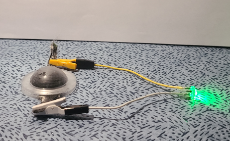 반구 형태의 섬유강화 전극으로 조립된 3D 자유형상 배터리