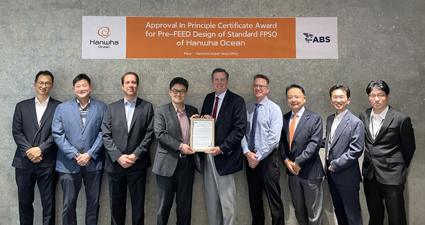 한화오션 해양사업부 유동완 부사장(왼쪽 네 번째), ABS 매튜 트램브래이(Matthew Tremblay) 부사장(왼쪽 다섯 번째) 등 양사 관계자가 개념 승인 수여식을 마친 뒤 기념 촬영을 하고 있다.