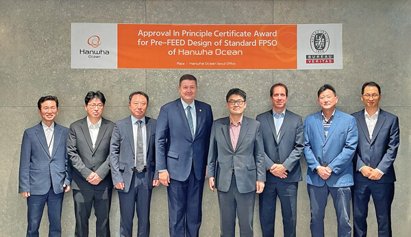 한화오션 해양사업부 유동완 부사장(왼쪽 다섯 번째), BV 코리아 드라고 핀테릭(Drago Pinteric) 대표(왼쪽 네 번째) 등 양사 관계자가 개념 승인 수여식을 마친 뒤 기념 촬영을 하고 있다.