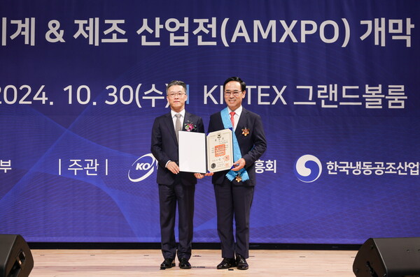 금탑산업훈장을 수여받은 현대로템 이용배 대표이사(오른쪽)