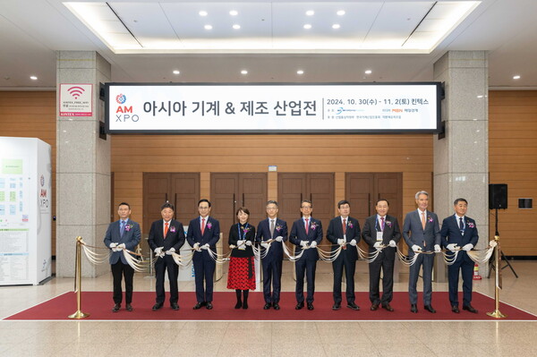 (왼쪽부터) 주강로보테크 강인각 대표이사, 효동기계공업 김동섭 회장, 현대로템 이용배 대표이사, 인포마마켓 Margaret Ma Connolly Asia CEO, 산업통상자원부 오승철 산업기반실장, 한국기계산업진흥회 조영철 회장, 한국생산기술연구원 이상목 원장, 훌루테크 윤영호 대표이사, 디씨엠 이재서 회장, 세창인터내쇼날 이태훈 대표이사