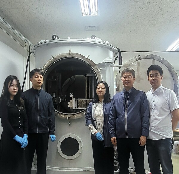 수심 10m 이상 모사환경 레이저 가공장비를 개발한 한국기계연구원 레이저기술실용화연구실 연구팀. (오른쪽부터) 김륜한 선임연구원, 박인덕 책임연구원, 이수진 책임연구원, 최정수 선임기술원, 송단비 연구원