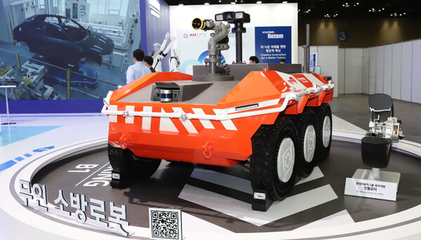 현대로템이 건물 지하 화재 등 위험한 현장에서 소방관을 대신해 진압할 수 있는 무인 소방로봇을 최초로 공개했다.