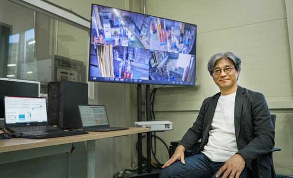 KERI 고락길 수소전기연구팀장이 액체수소용 안전밸브의 성능을 확인하는 모니터실에서 포즈를 취하고 있다.