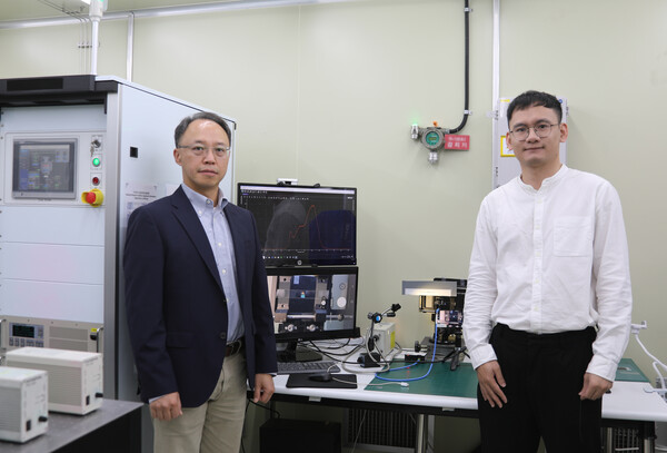 한국기계연구원 나노융합연구본부 나노리소그래피연구센터 윤재성 책임연구원(왼쪽)과 녠황민 학생연구원