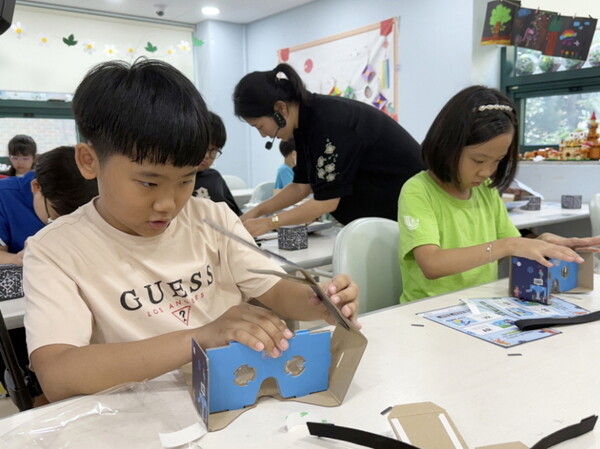 LG이노텍의 대표 사회공헌 활동인 ‘소재·부품 과학교실’은 초등학생들에게 반도체, 무선통신 등 소재·부품업과 관련된 주제를 선정해 이론부터 실습까지 맞춤형 교육을 제공하는 활동이다.