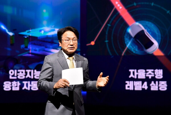 강기정 광주광역시장이 지난해 3월 29일 '광주 미래차 비전선포식'에서 미래차산업 경쟁력을 높이기 위한 4대 추진전략을 발표하고 있다.