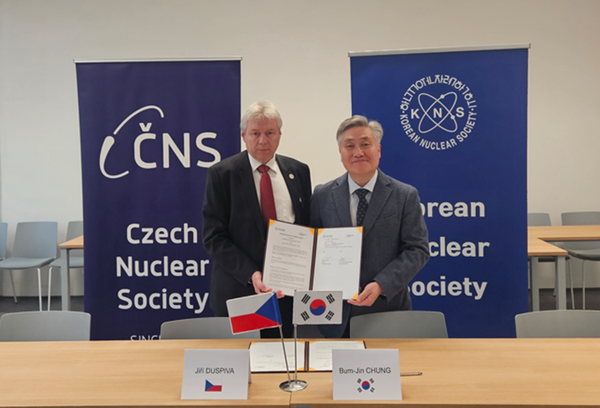(오른쪽부터) 정범진 한국원자력학회장, Jiri Duspiva 체코원자력학회 부회장