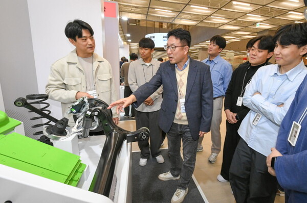 현대모비스가 자동차부품 통합 설계 경쟁력이 집약된 모듈 분야의 연구개발 성과를 대거 공개했다.